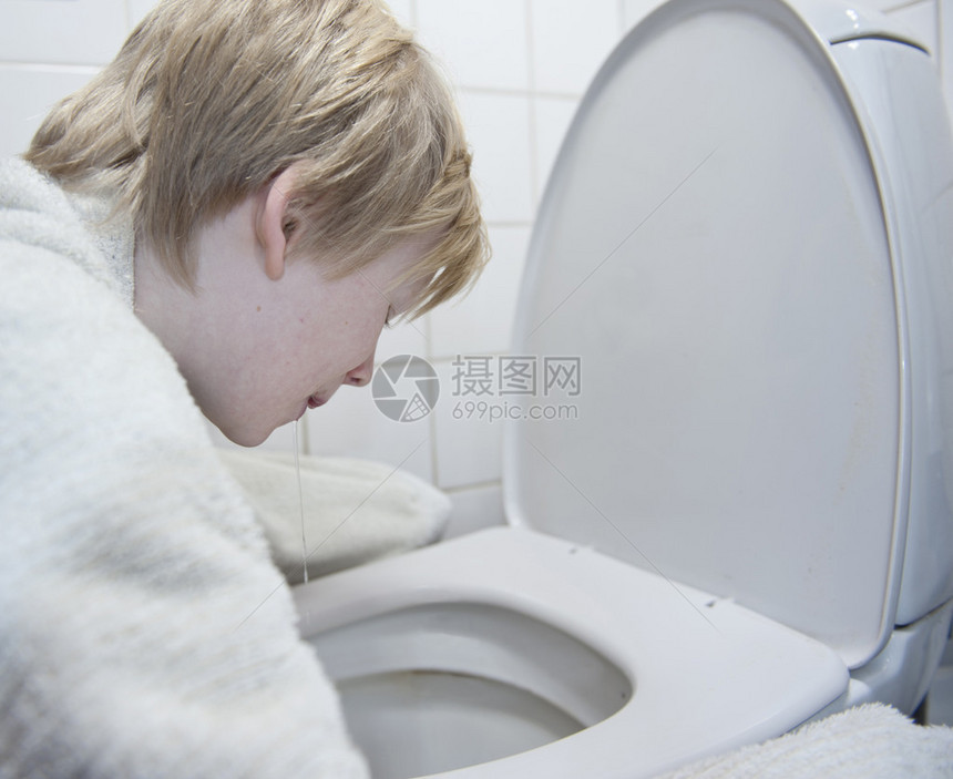 小男孩肠胃感冒呕吐在厕所图片