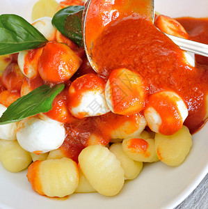Gnocchi面粉加番茄酱basil和mozz图片