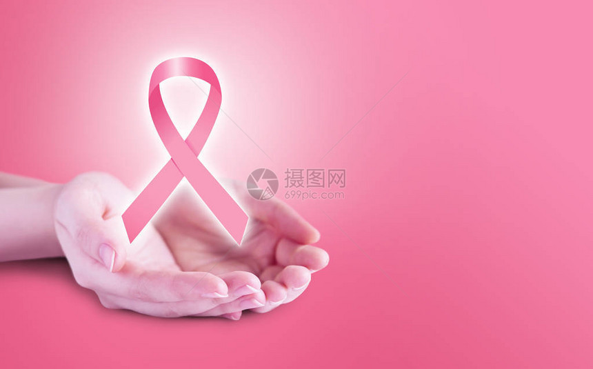 手上的粉红丝带提高对乳腺癌的认识图片