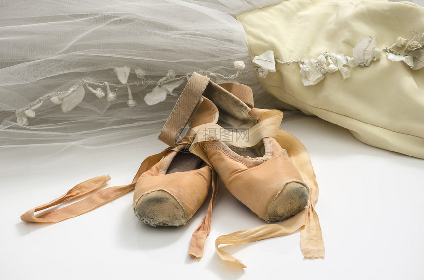 芭蕾舞裙和一双旧足尖鞋图片