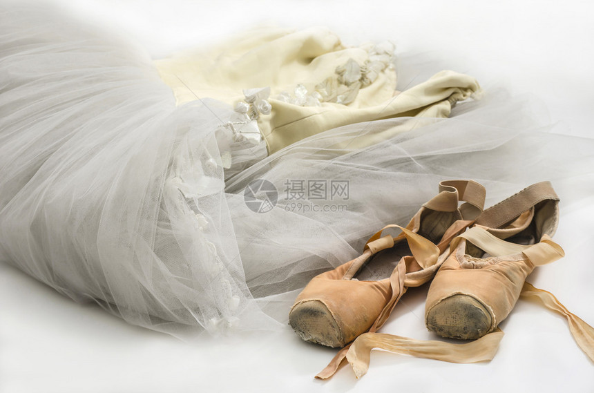 芭蕾舞裙和一双旧足尖鞋图片