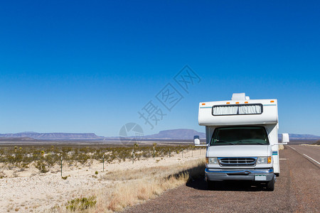 沙漠中的C级房车高清图片