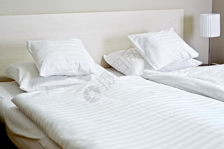 酒店房间的双人床住宿背景图片