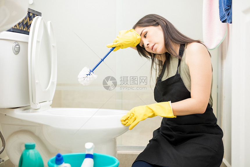 年轻拉廷女佣感到厕所洗碗精疲力尽图片