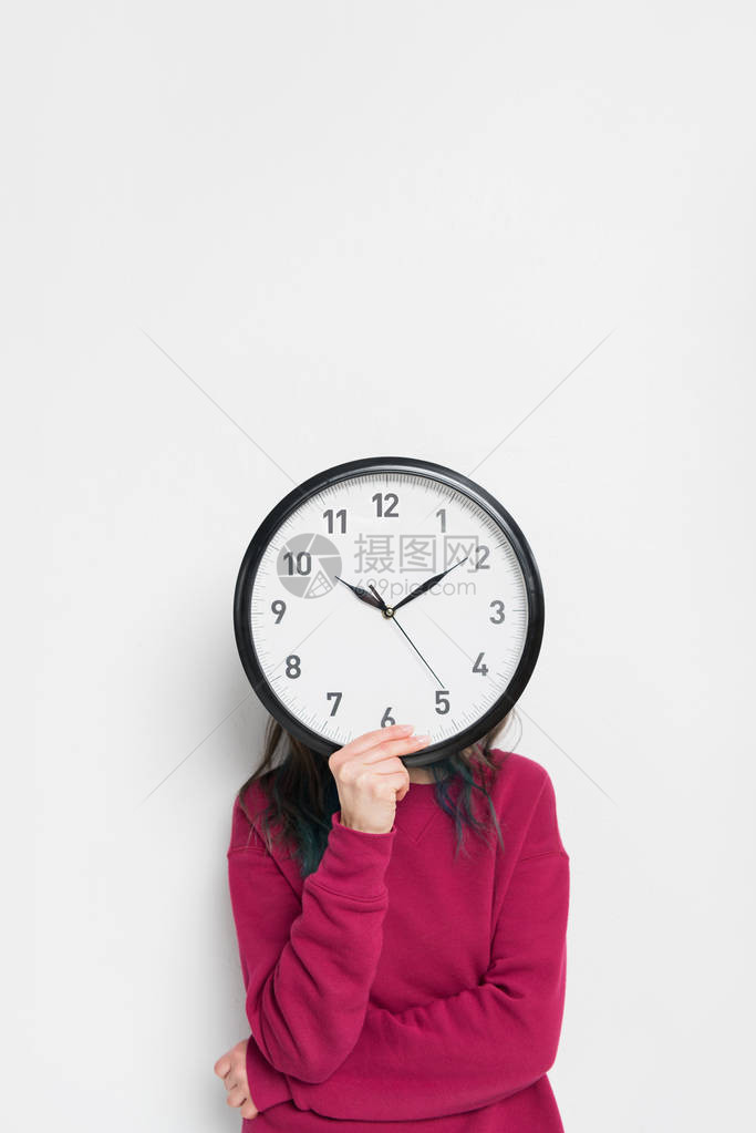 女人用时钟遮着脸图片