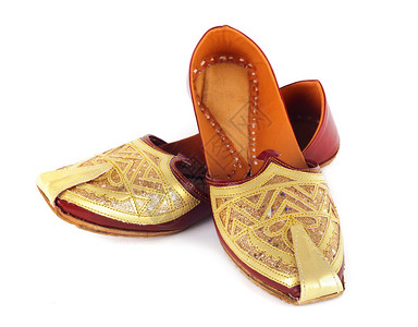 白色背景传统印度鞋对图片