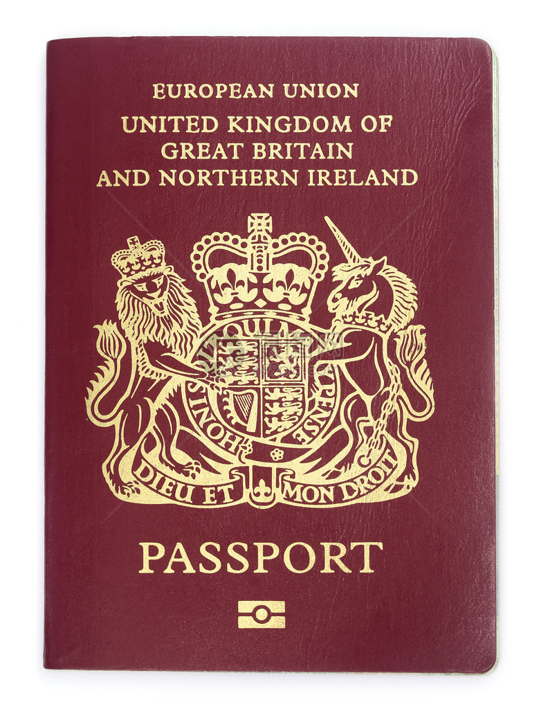 在白色背景的英国护照图片
