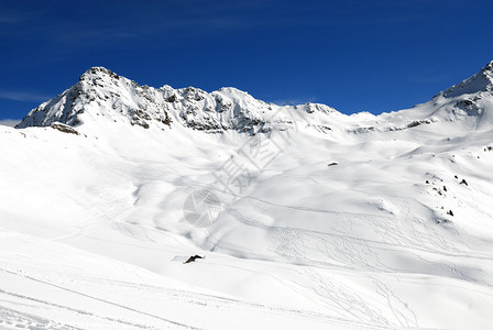 冬天雪下的高山脉高清图片