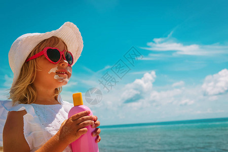 保护阳光快乐的小女孩在热图片