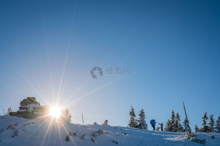 从波兰的Szrenica山中看到的Karkonosze图片