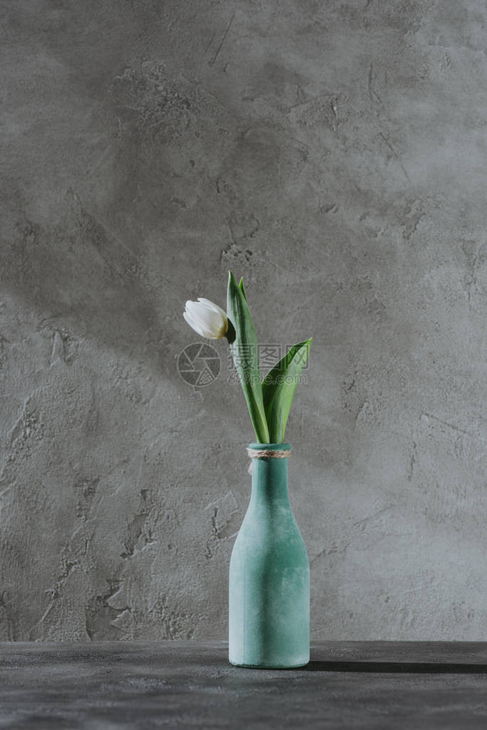 灰色表面蓝色花瓶中图片