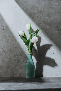 白郁金花蓝色花瓶装在有影子图片