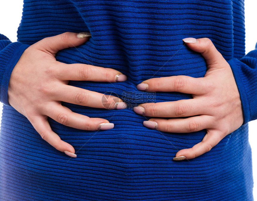 近身手紧的女手抓住浮肿的痛苦腹部作为便秘肠问题概念图片
