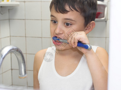 小男孩刷牙图片