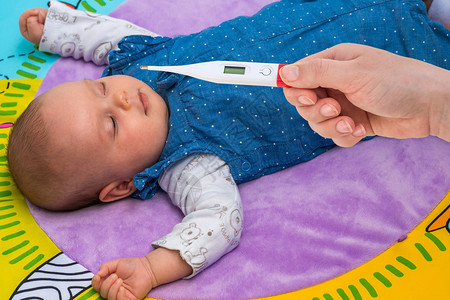 使用电子温度计测量婴儿的体温含图片