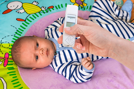 以数字温度计测量婴儿的体温千图片