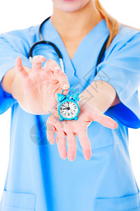 一张年轻医生用白色背景显示时钟的图片图片