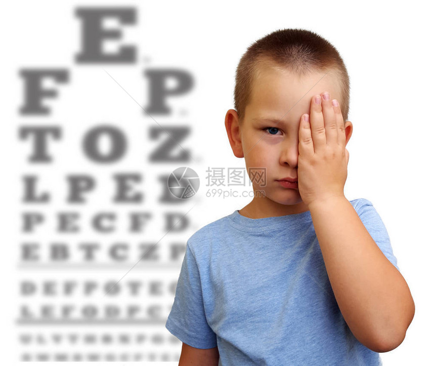 小男孩用手掌遮着一只眼睛进行视力检查后面图片