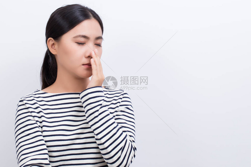 女人摸她的鼻子图片