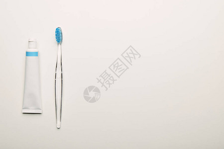 牙刷和牙膏按白色背景排列的牙刷和牙膏顶部视图片