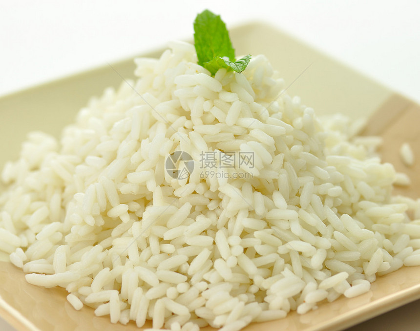 盘子里的白蒸米饭特写图片