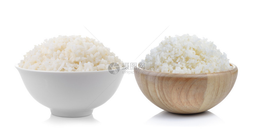 白色碗里的米饭和白色背景上的木碗图片