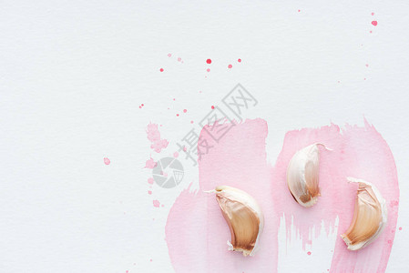 白色表面的辣椒大蒜粉图片