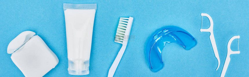 牙刷牙膏和牙线的全景照片图片
