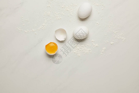 白色大理石桌上原鸡蛋和面图片