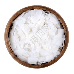 白色背景上的碗里的椰子片背景图片