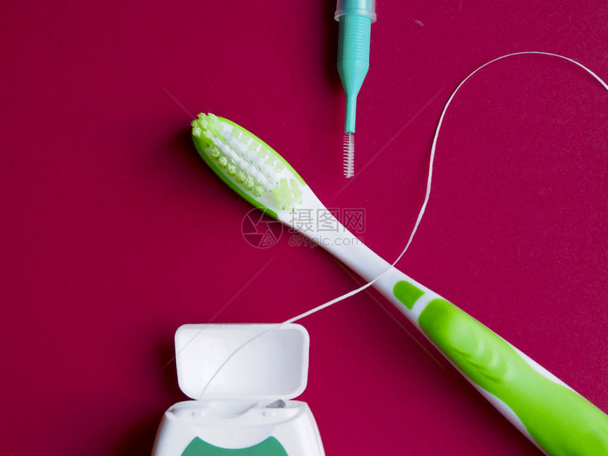牙线齿间刷和牙刷图片