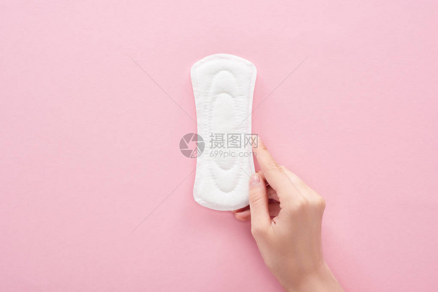 以粉红背景用白卫生巾戴粉色面巾的妇图片