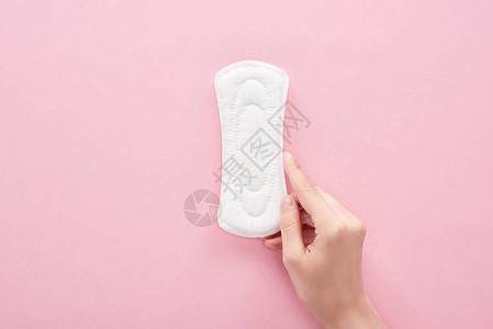 以粉红背景用白卫生巾戴粉色面巾的妇图片