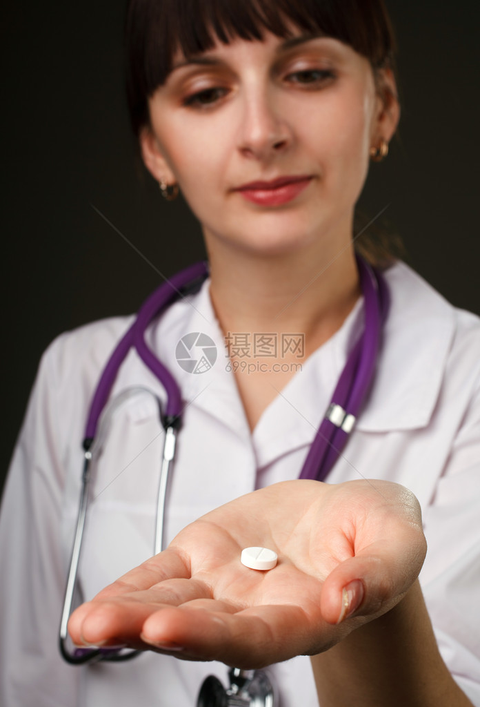 女医生手里拿着药片图片