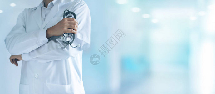 手持听诊器的医学生自信地站立在医院背景和医疗概念上背景图片