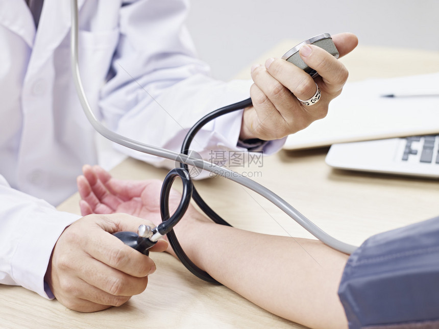 医生测量患者的血压请查看InfoFin图片
