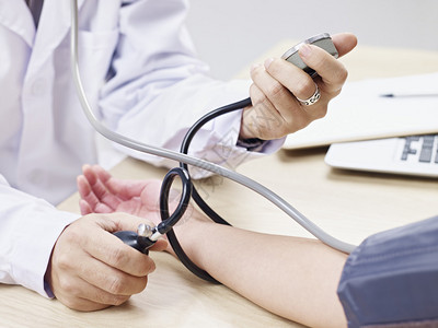 医生测量患者的血压请查看InfoFin图片