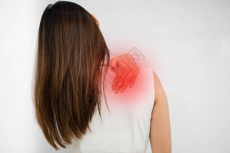 背对亚洲女人的颈部和肩部疼痛办公图片