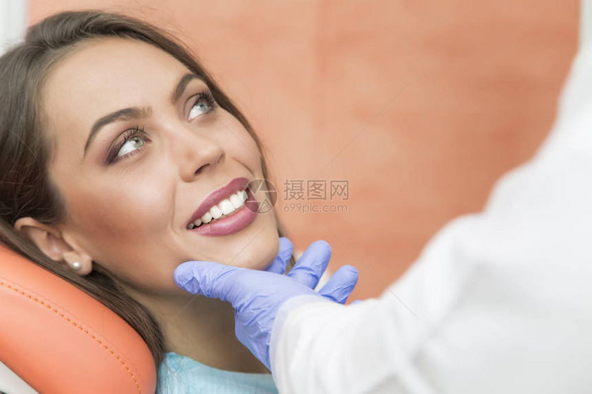 在牙医口腔检查期间张开嘴的特写视图图片