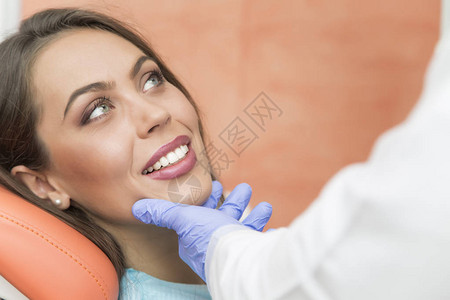 在牙医口腔检查期间张开嘴的特写视图图片