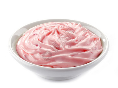 白色背景中的一碗草莓酸奶图片