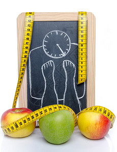 减肥苹果和磁带测量器的概念图片