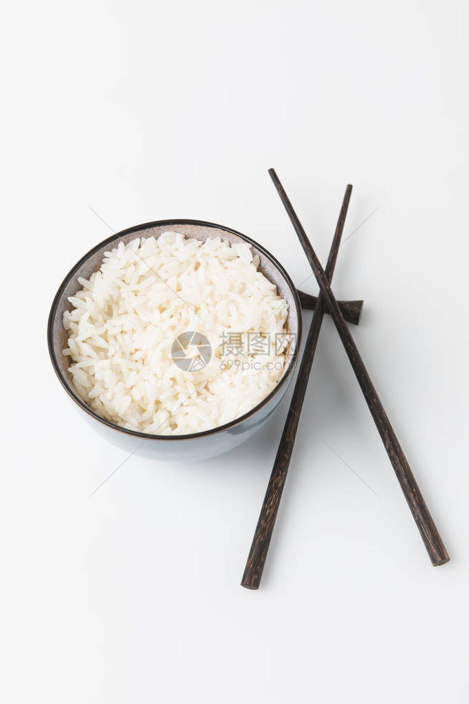 白桌顶上有筷子的饭碗新图片
