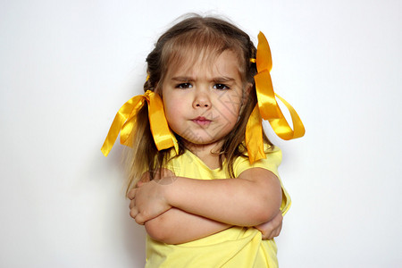 愤怒的小女孩图片