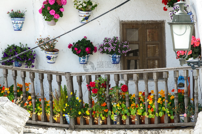 西班牙格拉纳达卡皮莱拉配有阳台和植物图片