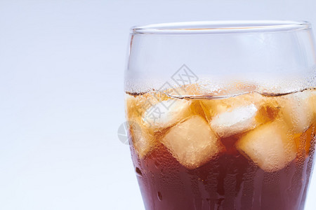 用冰块装在玻璃杯里的新鲜饮料图片