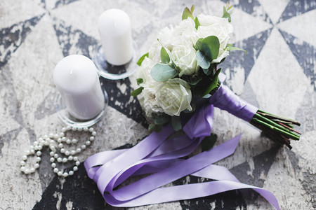 由白玫瑰和紫丝带及蜡烛制图片