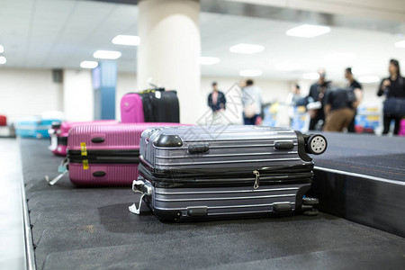机场候机楼行李带上的手提图片