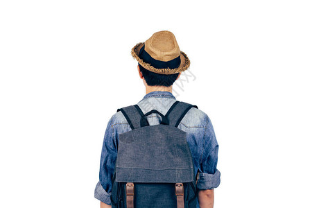 年轻旅游者背面戴着帽子站在白色背景的白帽上图片