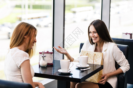 咖啡厅里聊天的女性好友图片